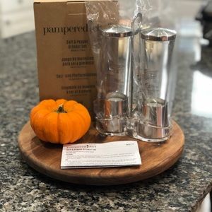 NEW Pampered Chef Salt & Pepper Grinder Set NIB
